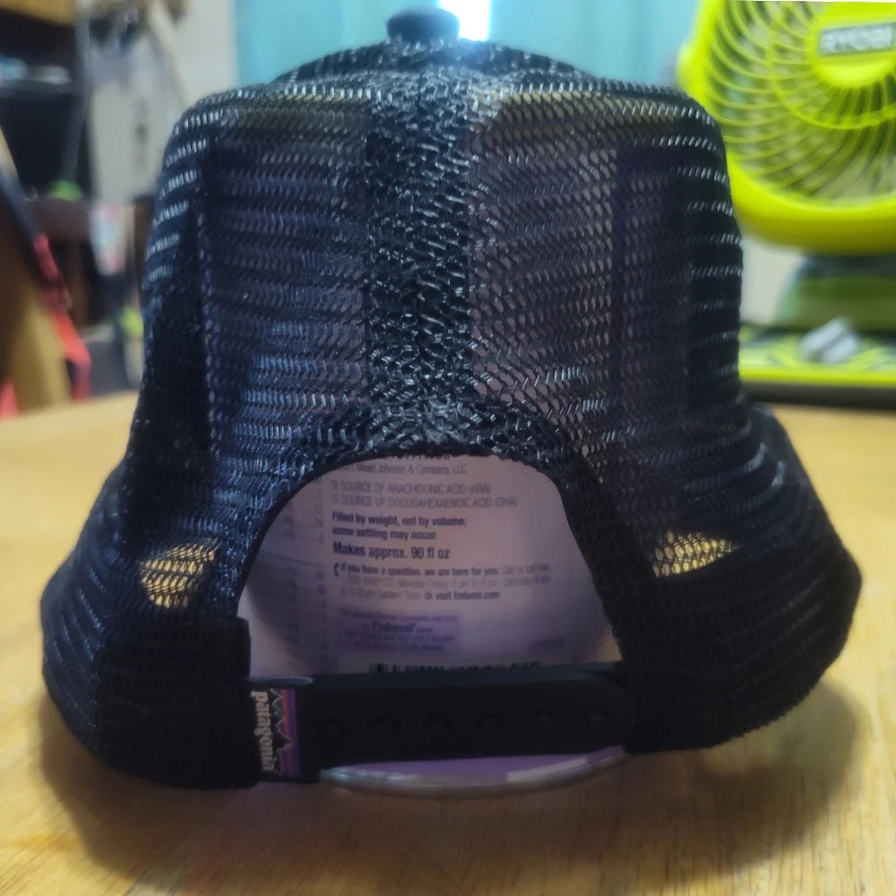 The Patagonia P-6 Logo LoPro Trucker Hat Cap - Picture 3 of 7